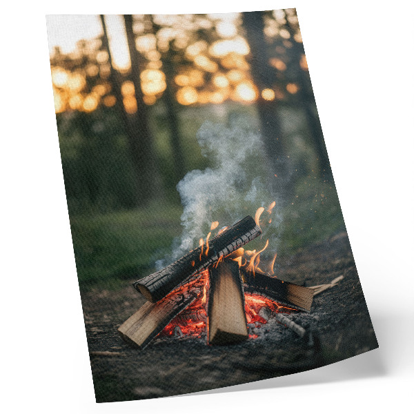Poster decorativo Uma fogueira tendo como pano de fundo a floresta e a fumaça.