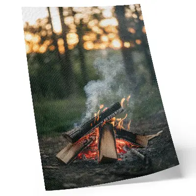 Poster decorativo de fogueira com floresta e fumaça ao fundo