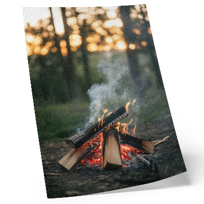 Poster decorativo Uma fogueira tendo como pano de fundo a floresta e a fumaça.