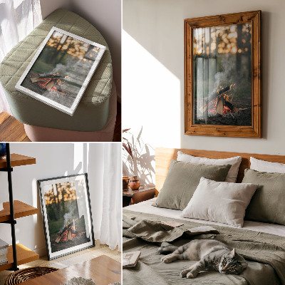Poster decorativo Uma fogueira tendo como pano de fundo a floresta e a fumaça.