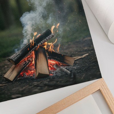 Poster decorativo Uma fogueira tendo como pano de fundo a floresta e a fumaça.