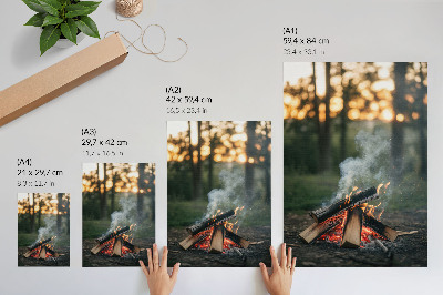 Poster decorativo Uma fogueira tendo como pano de fundo a floresta e a fumaça.