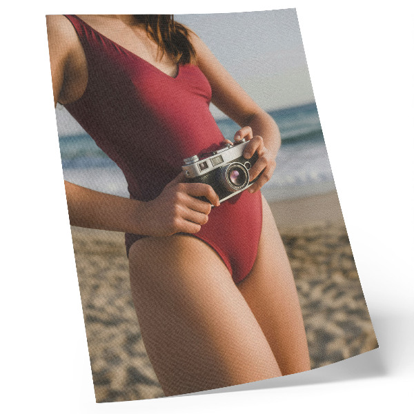 Poster para cozinha Fotografia com câmera em traje bordô com vibe de praia