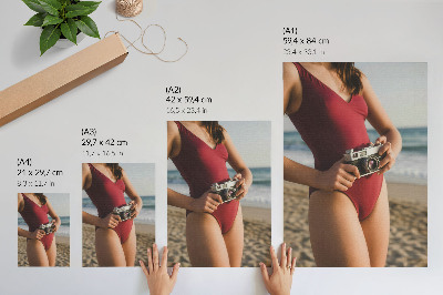 Poster para cozinha Fotografia com câmera em traje bordô com vibe de praia