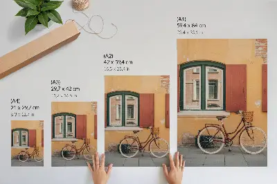 Poster decorativo bicicleta com fachada retrô colorida ao fundo