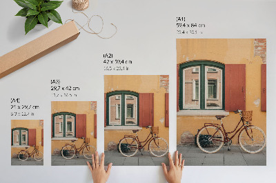 Poster decorativo Uma bicicleta tendo como pano de fundo uma fachada retrô colorida.
