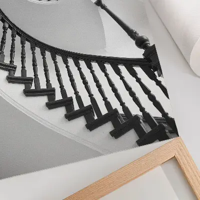 Impressão em tela escada em espiral com elegância moderna em preto e branco