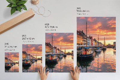 Arte de parede Prédios coloridos, reflexos na água, o calor do céu.