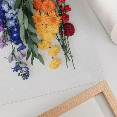 Impressão em tela flores em linha vertical com cores vibrantes em harmonia com a natureza