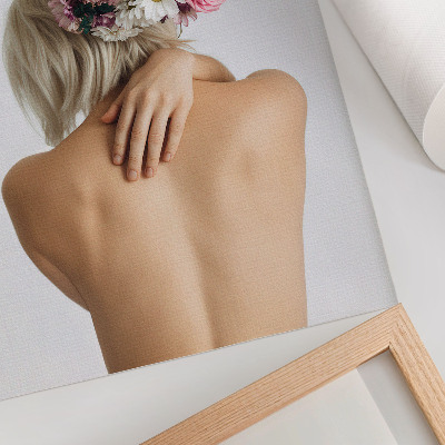 Poster para cozinha Um arranjo floral no cabelo de uma mulher.