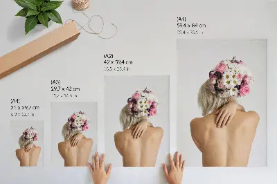 Poster para cozinha com estampa de um arranjo floral no cabelo de uma mulher