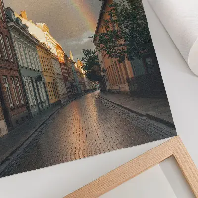 Impressão em tela prédios de apartamentos coloridos com arco-íris e céu nublado
