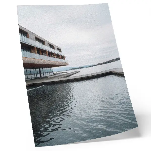 Poster decorativo edifício moderno à beira-mar com estética minimalista em madeira e vidro