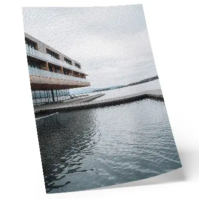 Poster decorativo edifício moderno à beira-mar com estética minimalista em madeira e vidro