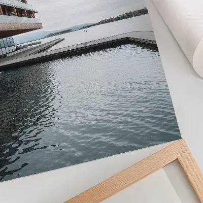 Poster decorativo edifício moderno à beira-mar com estética minimalista em madeira e vidro