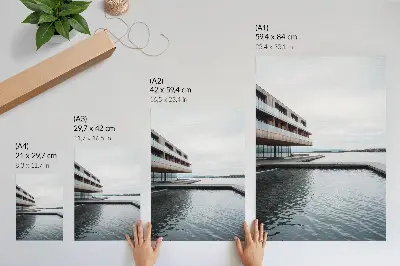 Poster decorativo edifício moderno à beira-mar com estética minimalista em madeira e vidro
