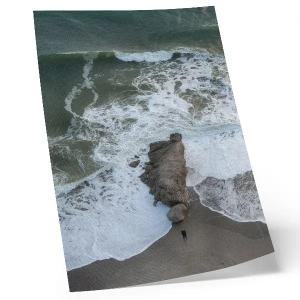 Poster decorativo costa rochosa com ondas do oceano e água verde