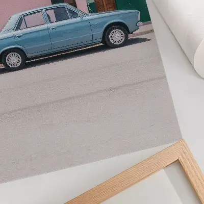 Impressão em tela carro clássico com prédios em tons pastel e charme retrô