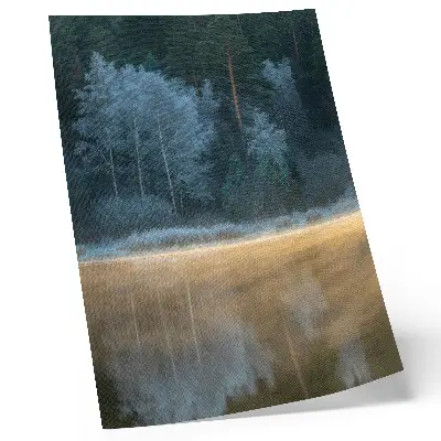 Impressão em tela uma floresta tranquila sobre a superfície da água com uma aura mística