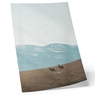 Poster para cozinha antílopes com montanhas ao fundo em um espaço tranquilo