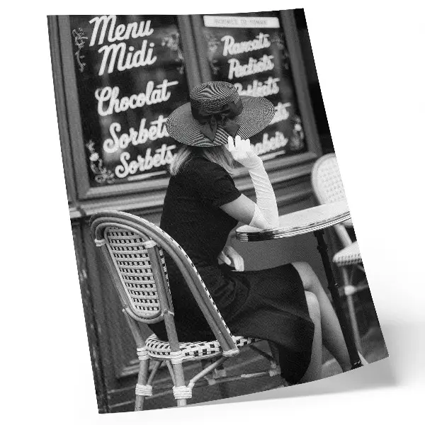 Arte de parede mulher usando chapéu sentada à mesa em um café