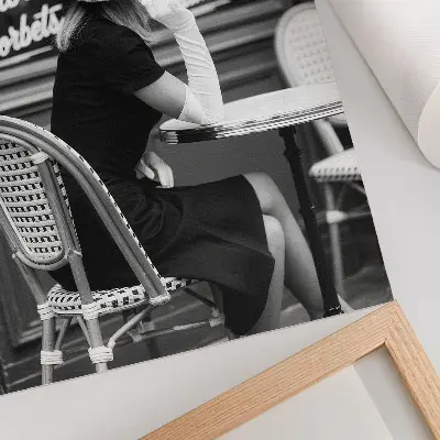 Arte de parede mulher usando chapéu sentada à mesa em um café