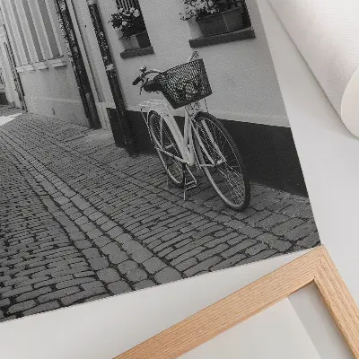 Impressão em tela rua com prédios de apartamentos, flores e bicicleta em preto e branco