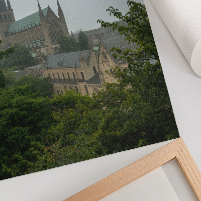 Poster decorativo Uma catedral gótica em meio às árvores verdes.
