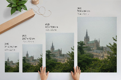 Poster decorativo Uma catedral gótica em meio às árvores verdes.