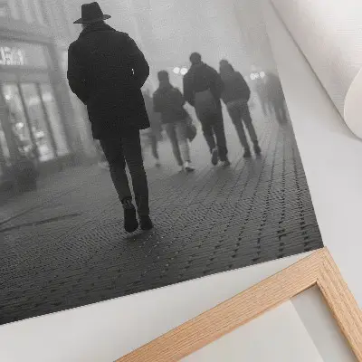 Poster decorativo figura de chapéu, neblina e guarda-chuvas com tema de mistério