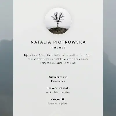 Poster decorativo com paisagem de casa amarela, nevoeiro e montanhas em atmosfera pacífica
