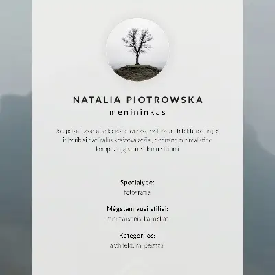 Poster decorativo com paisagem de casa amarela, nevoeiro e montanhas em atmosfera pacífica
