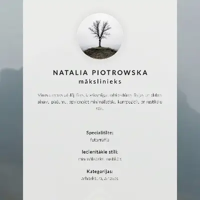Poster decorativo com paisagem de casa amarela, nevoeiro e montanhas em atmosfera pacífica