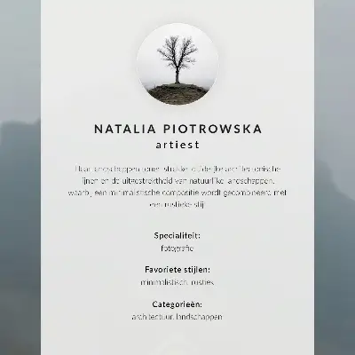 Poster decorativo com paisagem de casa amarela, nevoeiro e montanhas em atmosfera pacífica