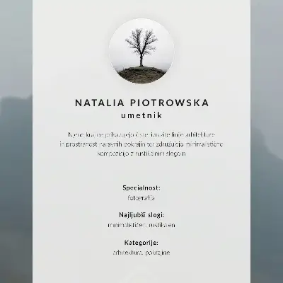 Poster decorativo com paisagem de casa amarela, nevoeiro e montanhas em atmosfera pacífica
