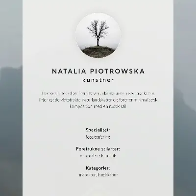 Poster decorativo com paisagem de casa amarela, nevoeiro e montanhas em atmosfera pacífica