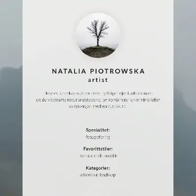 Poster decorativo com paisagem de casa amarela, nevoeiro e montanhas em atmosfera pacífica