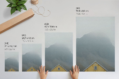 Poster decorativo Casa amarela, nevoeiro, montanhas, atmosfera pacífica