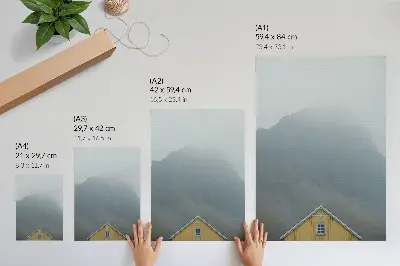 Poster decorativo com paisagem de casa amarela, nevoeiro e montanhas em atmosfera pacífica