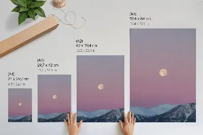 Poster decorativo montanhas com lua e céu em tons pastel ao crepúsculo