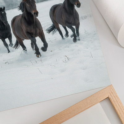 Poster para cozinha Cavalos negros em movimento contra um fundo nevado.