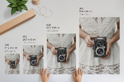 Poster decorativo Vestido de renda com câmera, delicadeza e nostalgia.