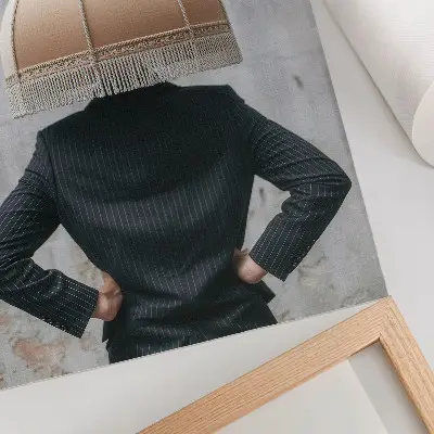 Arte de parede abajur refinado, terno elegante e contraste de texturas