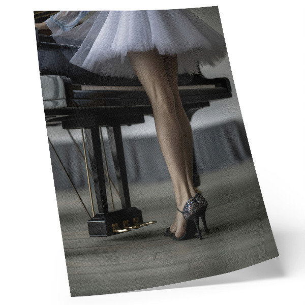 Poster decorativo Bailarina ao piano, elegância e delicadeza.