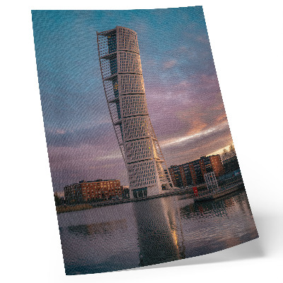 Poster para cozinha Uma torre moderna contra o pano de fundo do pôr do sol.