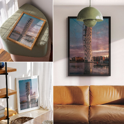 Poster para cozinha Uma torre moderna contra o pano de fundo do pôr do sol.