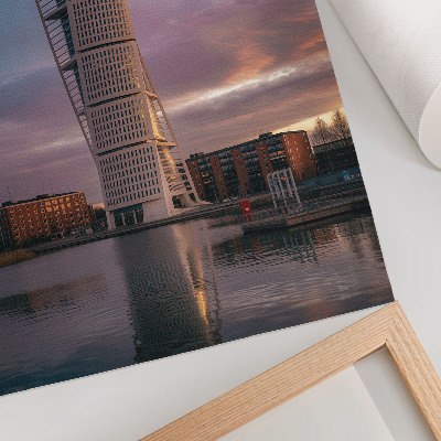 Poster para cozinha Uma torre moderna contra o pano de fundo do pôr do sol.