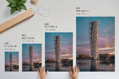 Poster para cozinha Uma torre moderna contra o pano de fundo do pôr do sol.