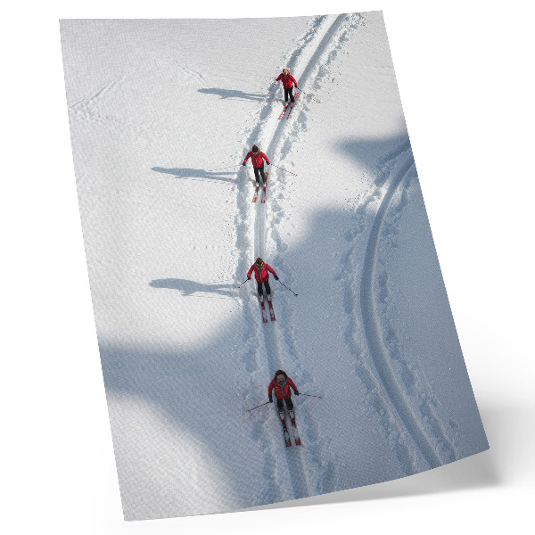 Poster decorativo Esquiadores na neve vestindo jaquetas vermelhas