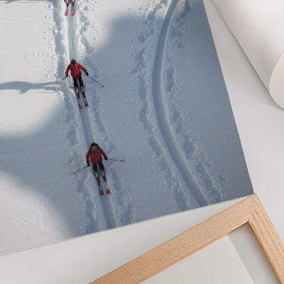 Poster decorativo Esquiadores na neve vestindo jaquetas vermelhas